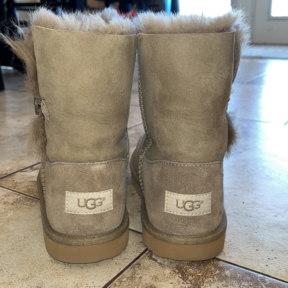 UGG Bailey Button Boot size 5 youth/6.5 women color light loden green. - Picture 4 of 13